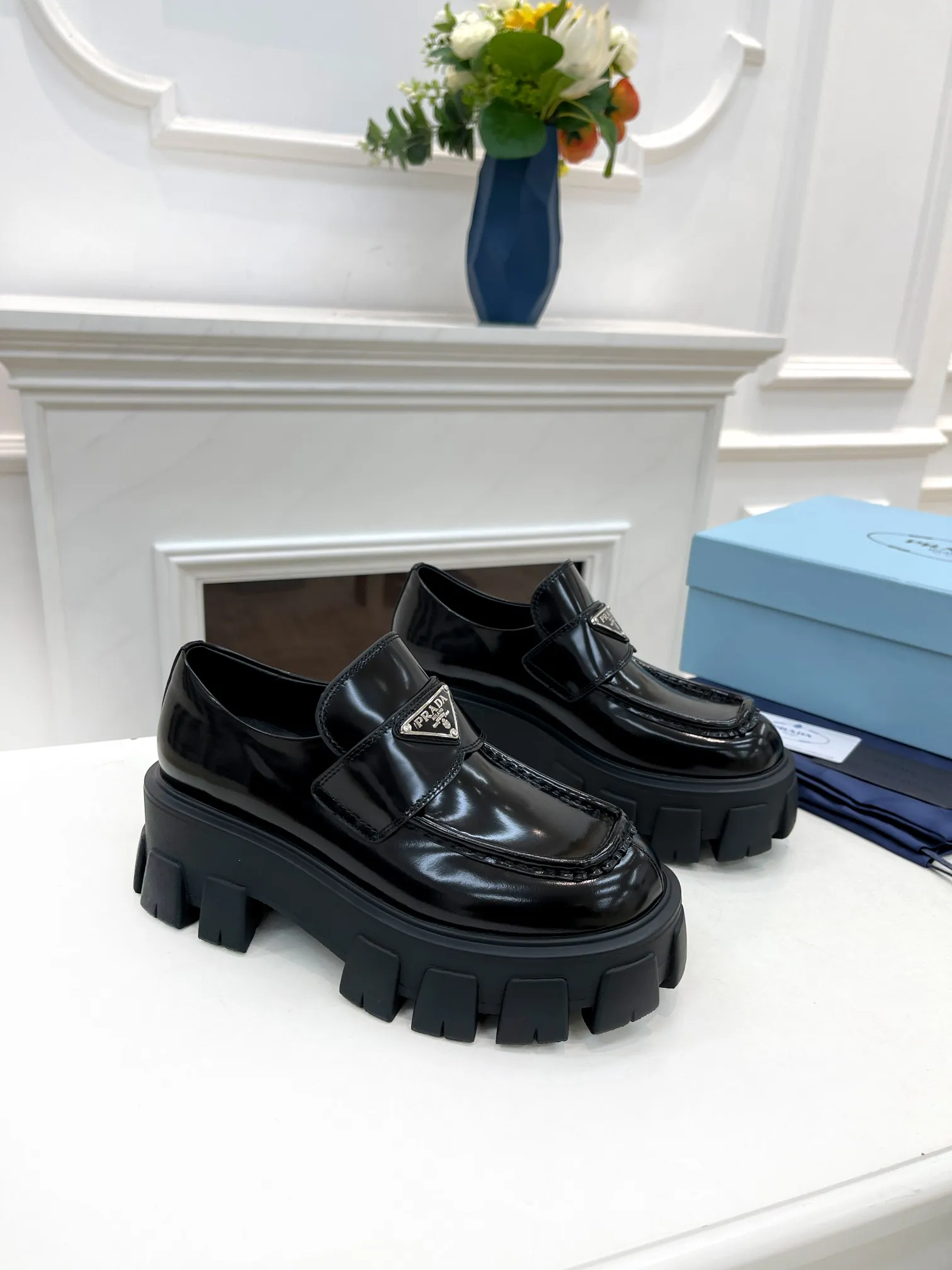 👟👟Ex-factory price 480👟👟 PRADA Prada loafers are now available! Top version! ! Copy the original! All sides are oily! Has a high-end temperament! Fabric: Grade A open-edge beaded cowhide. Buckle: Original board molded, never deformed. Lining: Silk cowhide, soft and smooth. Feet: Silk cowhide comfortable. Number of yards: 35-40.